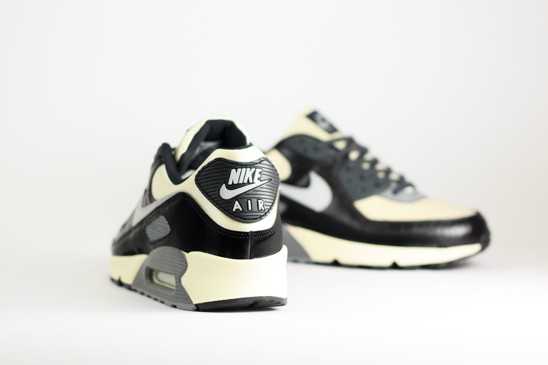 Nike Air Max 90 QS Smoke Grey Crocodile – Beige/Zwart – Heren/Dames/Uniseks Sneakers – Leer/Satin – IO4468-100 – Achterkant