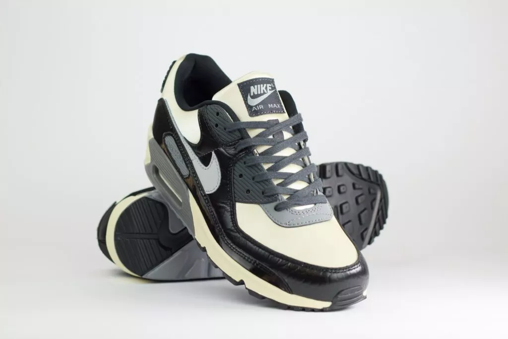Nike Air Max 90 QS Smoke Grey Crocodile – Beige/Zwart – Heren/Dames/Uniseks Sneakers – Leer/Satin – IO4468-100 – Voorkant