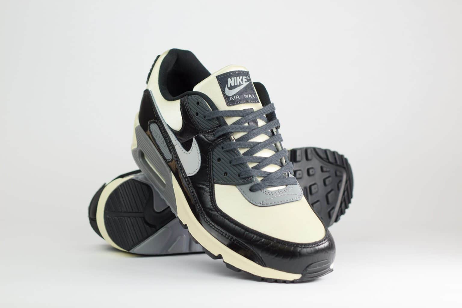 Nike Air Max 90 QS Smoke Grey Crocodile – Beige/Zwart – Heren/Dames/Uniseks Sneakers – Leer/Satin – IO4468-100 – Voorkant