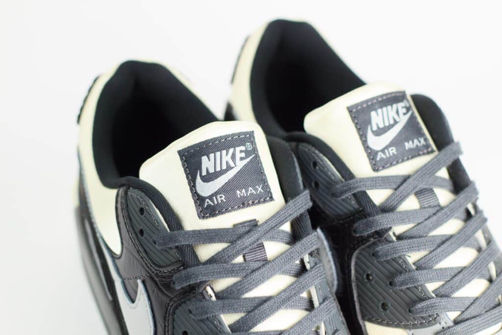 Nike Air Max 90 QS Smoke Grey Crocodile – Beige/Zwart – Heren/Dames/Uniseks Sneakers – Leer/Satin – IO4468-100 – Bovenkant