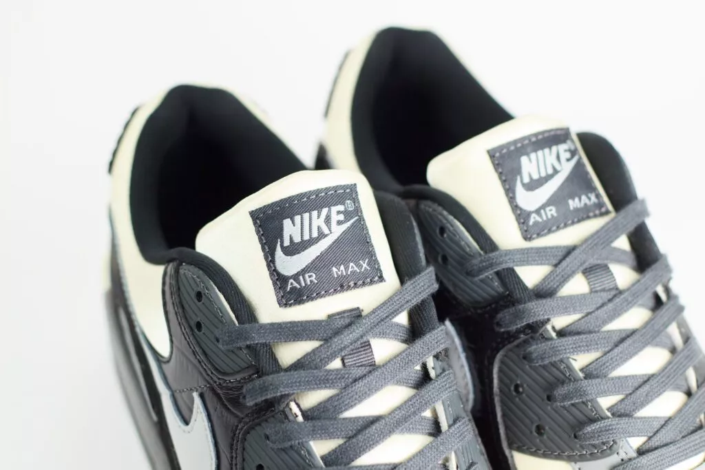 Nike Air Max 90 QS Smoke Grey Crocodile – Beige/Zwart – Heren/Dames/Uniseks Sneakers – Leer/Satin – IO4468-100 – Bovenkant