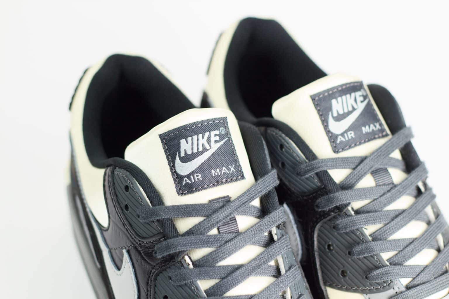 Nike Air Max 90 QS Smoke Grey Crocodile – Beige/Zwart – Heren/Dames/Uniseks Sneakers – Leer/Satin – IO4468-100 – Bovenkant