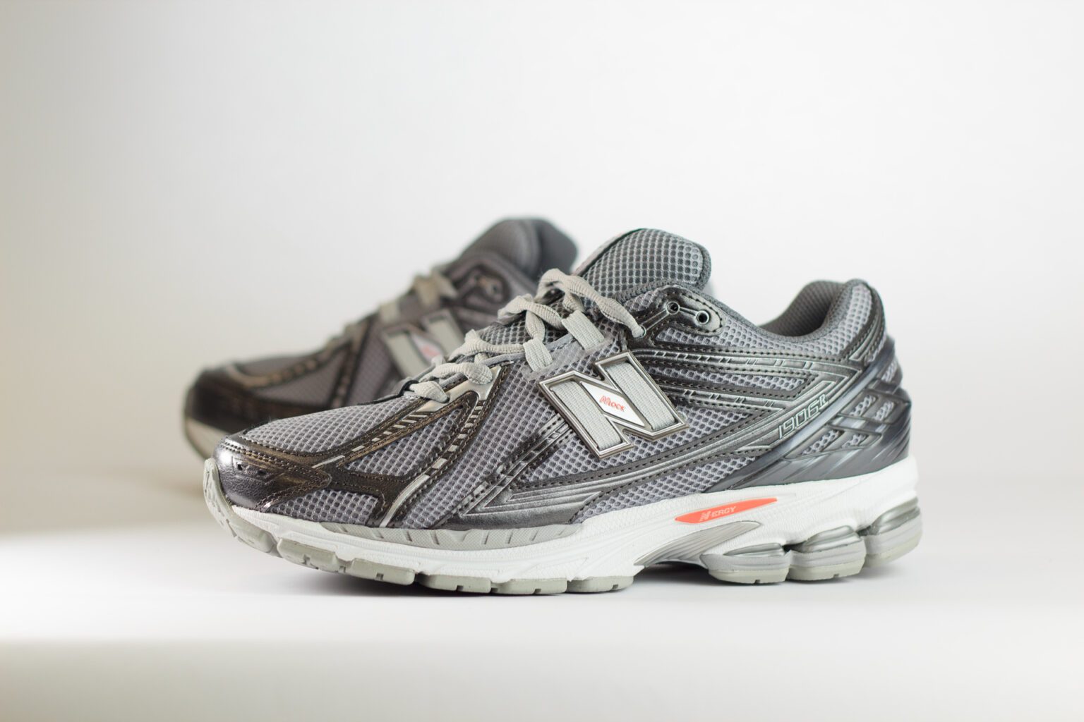 New Balance 1906R Black Metallic Urgent Red Slate – Grijs – Heren/Dames/Uniseks Sneakers – Mesh/Leer - U1906RCO – Zijkant