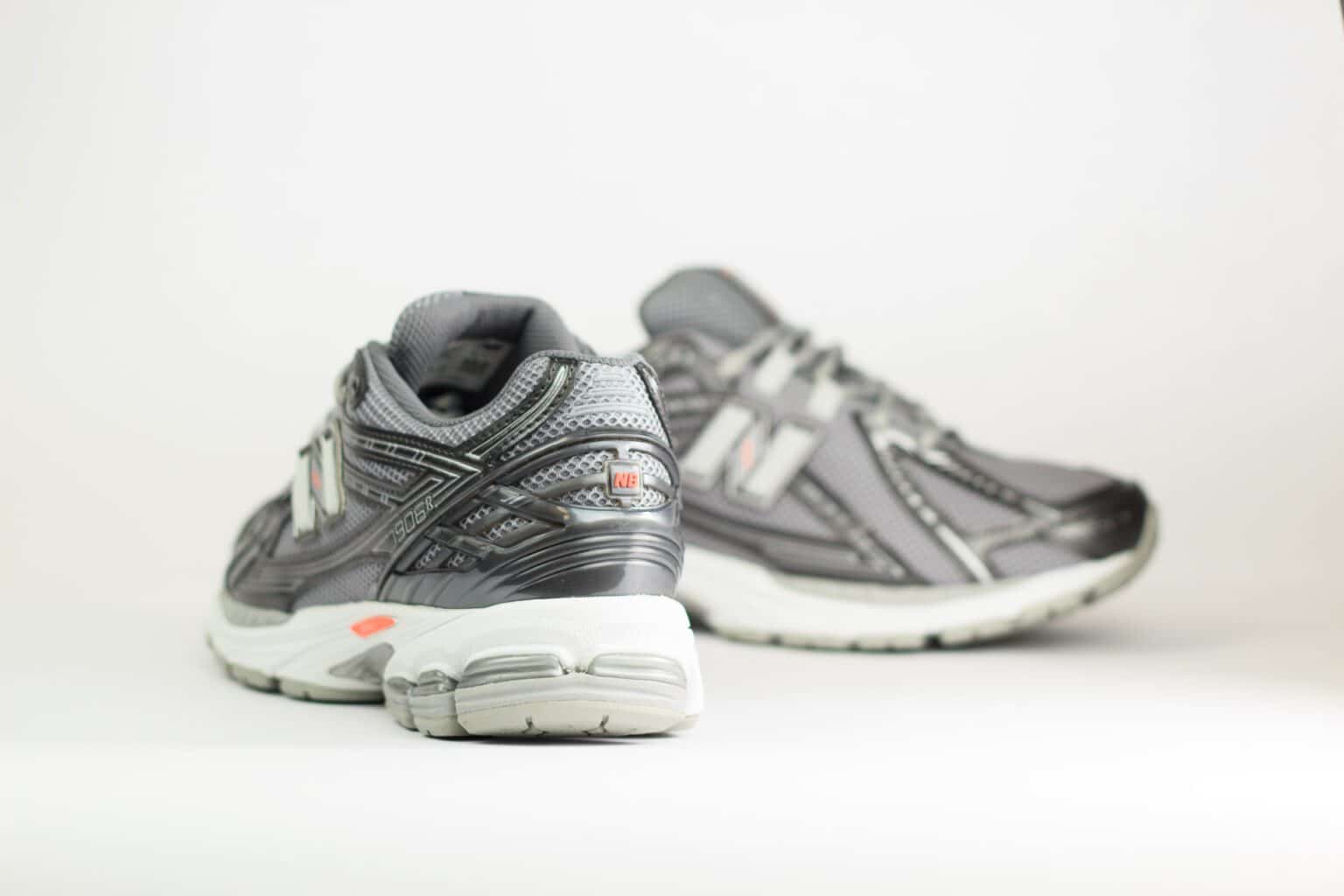New Balance 1906R Black Metallic Urgent Red Slate – Grijs – Heren/Dames/Uniseks Sneakers – Mesh/Leer - U1906RCO – achterkant