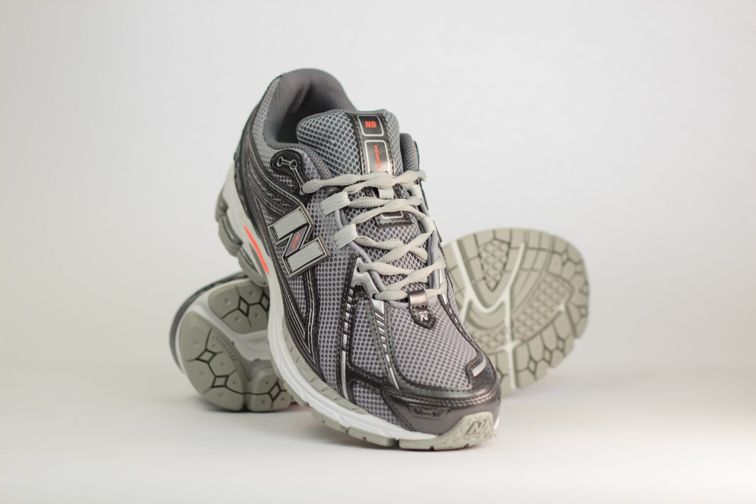 New Balance 1906R Black Metallic Urgent Red Slate – Grijs – Heren/Dames/Uniseks Sneakers – Mesh/Leer - U1906RCO – voorkant