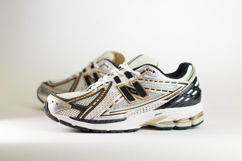 New Balance 1906R White Metallic Gold – Wit/Zilver – Heren/Dames/Uniseks Sneakers – Mesh/Leer - M1906RA – Zijkant