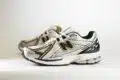 New Balance 1906R White Metallic Gold – Wit/Zilver – Heren/Dames/Uniseks Sneakers – Mesh/Leer - M1906RA – Zijkant