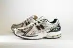 New Balance 1906R White Metallic Gold – Wit/Zilver – Heren/Dames/Uniseks Sneakers – Mesh/Leer - M1906RA – Zijkant