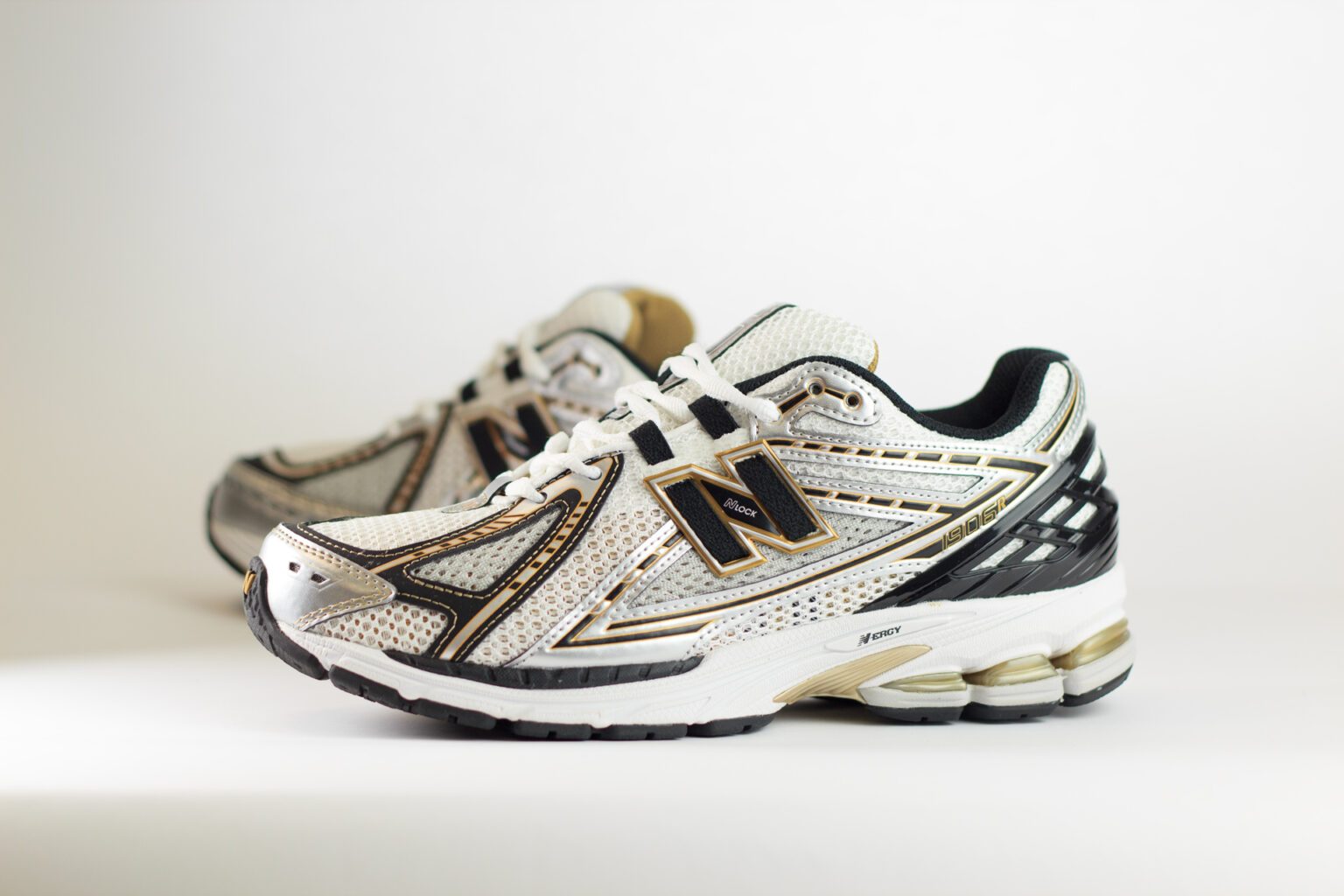 New Balance 1906R White Metallic Gold – Wit/Zilver – Heren/Dames/Uniseks Sneakers – Mesh/Leer - M1906RA – Zijkant