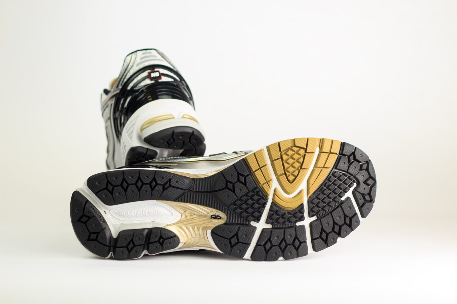 New Balance 1906R White Metallic Gold – Wit/Zilver – Heren/Dames/Uniseks Sneakers – Mesh/Leer - M1906RA – onderkant