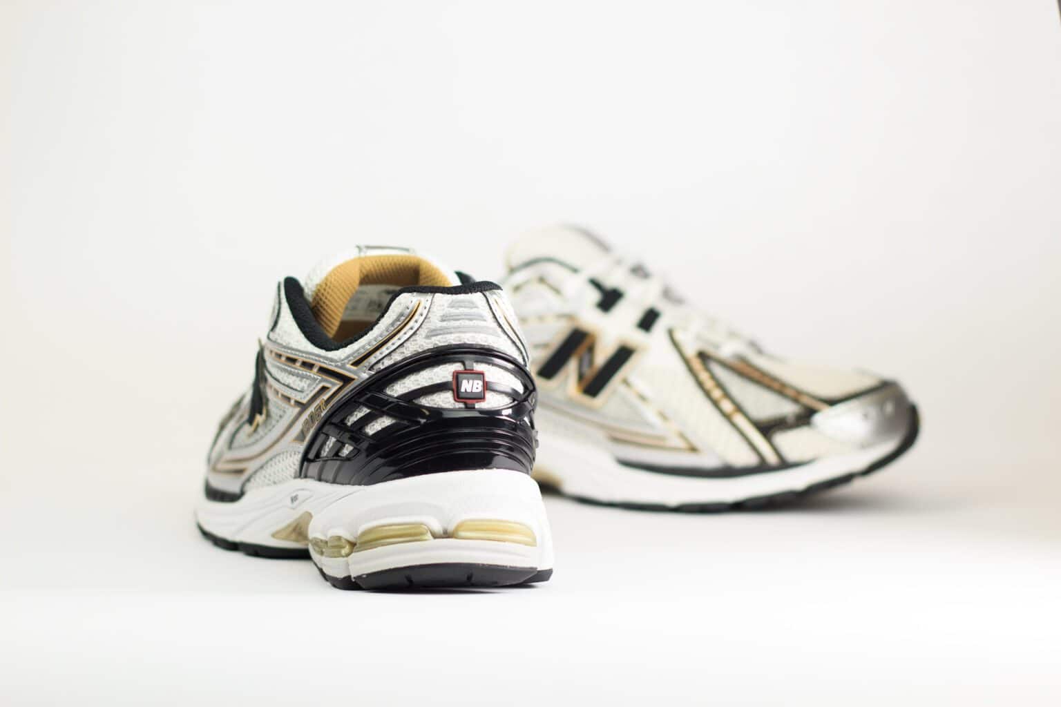 New Balance 1906R White Metallic Gold – Wit/Zilver – Heren/Dames/Uniseks Sneakers – Mesh/Leer - M1906RA – achterkant