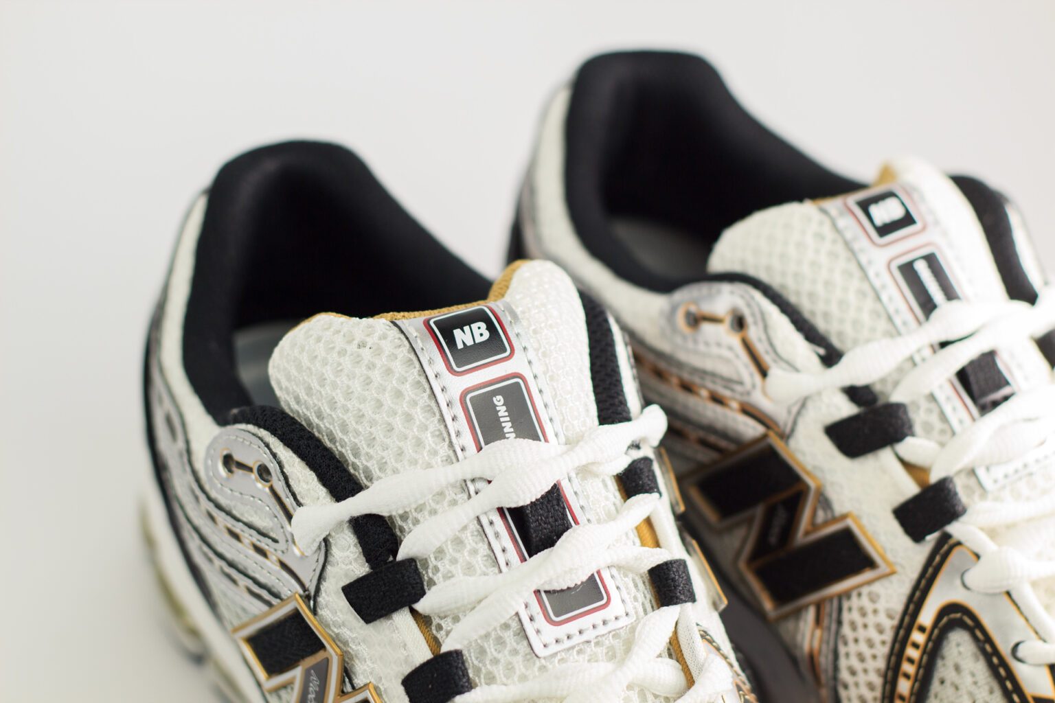 New Balance 1906R White Metallic Gold – Wit/Zilver – Heren/Dames/Uniseks Sneakers – Mesh/Leer - M1906RA – bovenkant