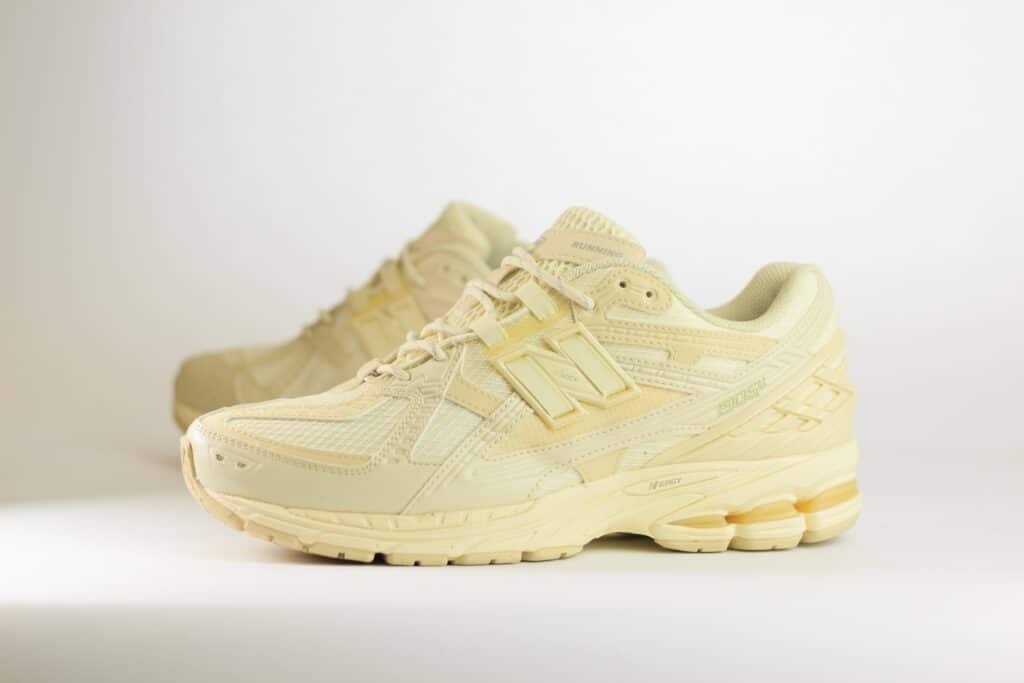 New Balance 1906U Butter Yellow – Beige/Geel – Heren/Dames/Uniseks Sneakers – Mesh/Leer - M1906NK – Zijkant
