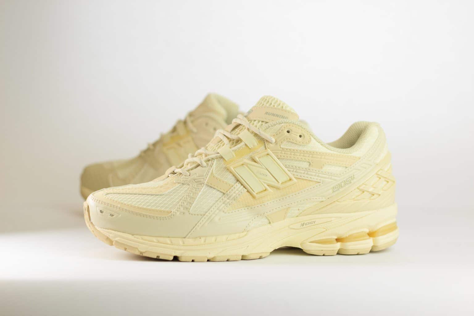 New Balance 1906U Butter Yellow – Beige/Geel – Heren/Dames/Uniseks Sneakers – Mesh/Leer - M1906NK – Zijkant