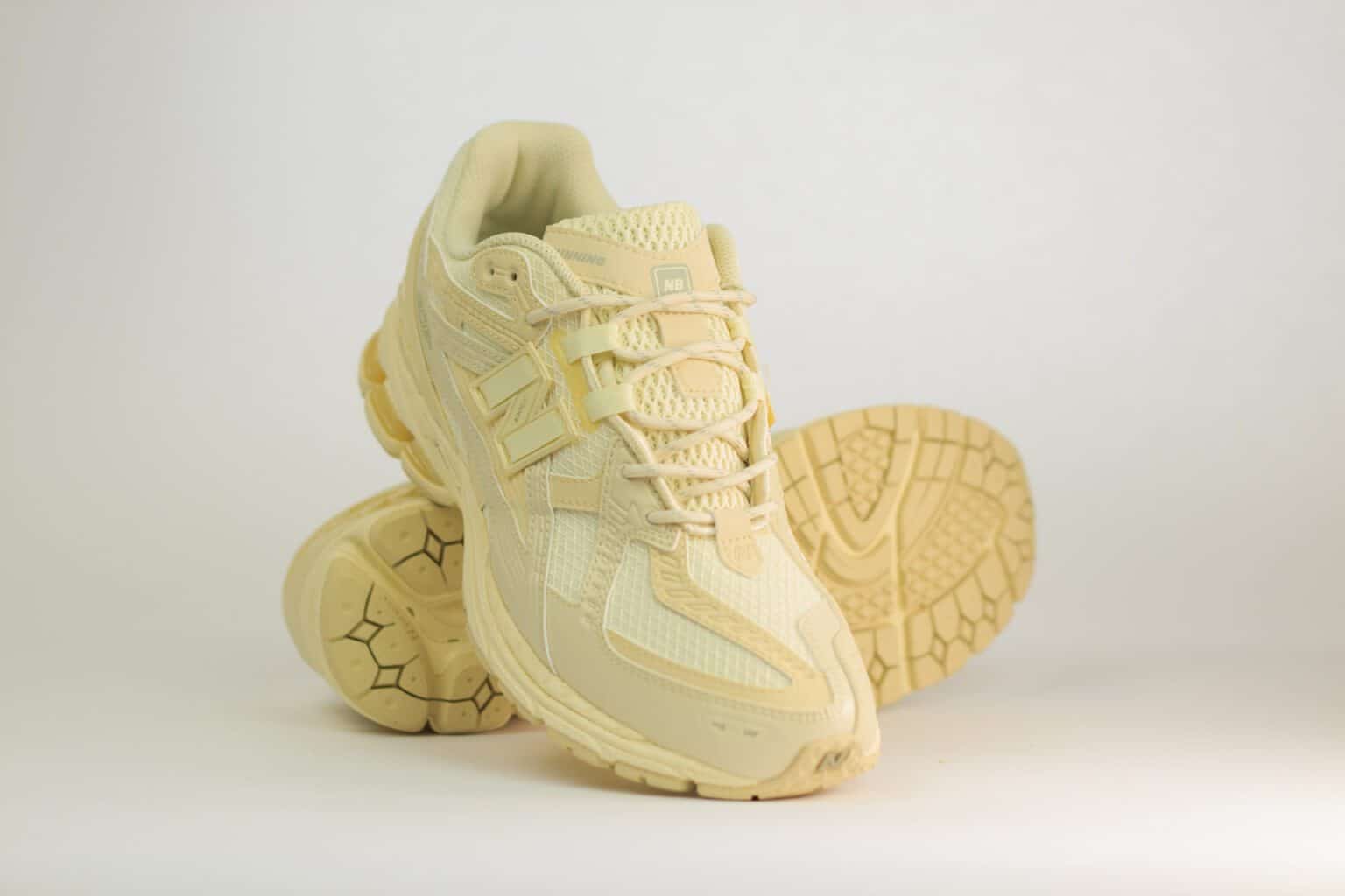 New Balance 1906U Butter Yellow – Beige/Geel – Heren/Dames/Uniseks Sneakers – Mesh/Leer - M1906NK – voorkant
