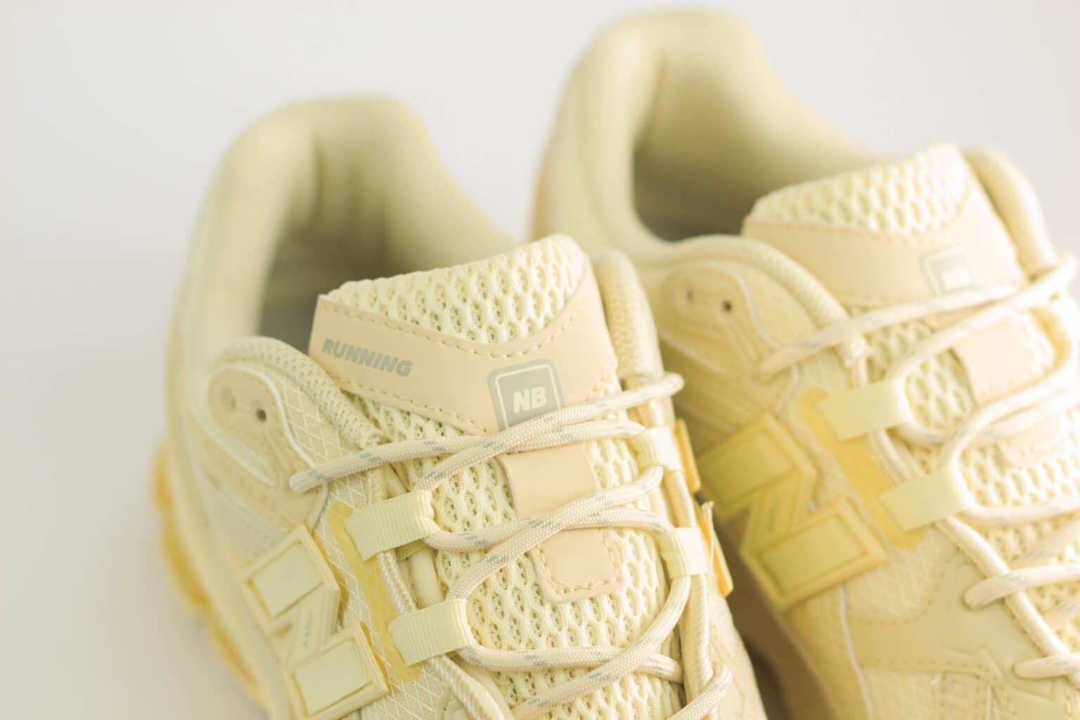 New Balance 1906U Butter Yellow – Beige/Geel – Heren/Dames/Uniseks Sneakers – Mesh/Leer - M1906NK – bovenkant