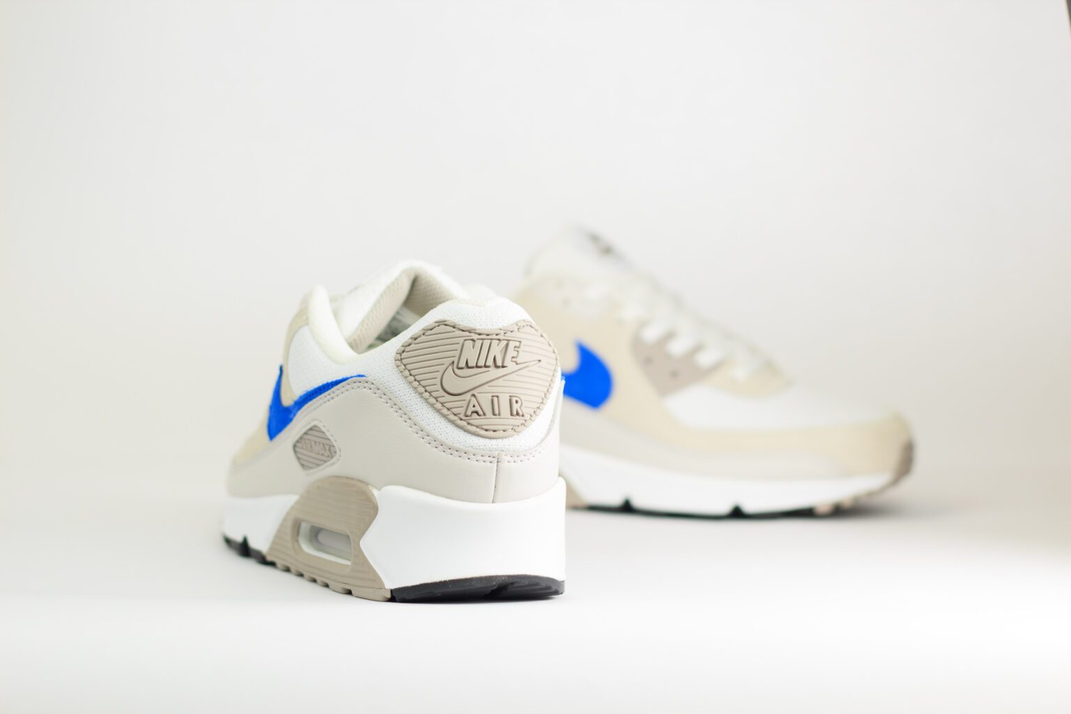 Nike Air Max 90 College Grey Racer Blue – Wit/Blauw – Heren/Dames/Uniseks Sneakers – Mesh/Suede - DM0029-110 – achterkant