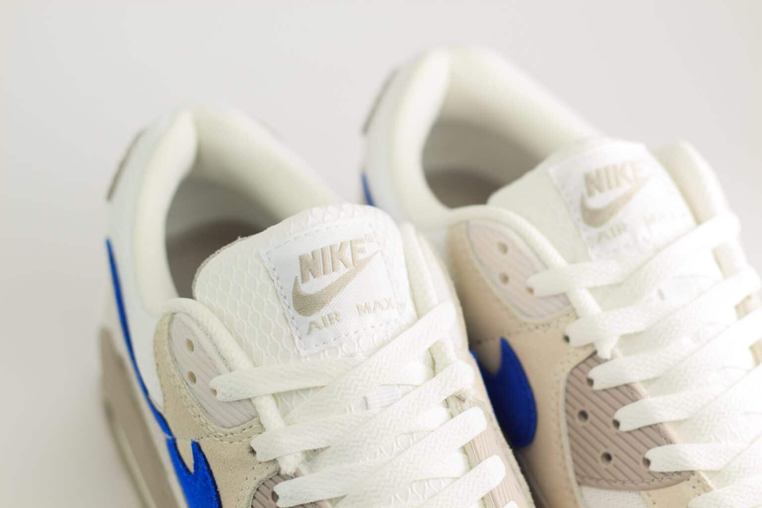 Nike Air Max 90 College Grey Racer Blue – Wit/Blauw – Heren/Dames/Uniseks Sneakers – Mesh/Suede - DM0029-110 –bovenkant