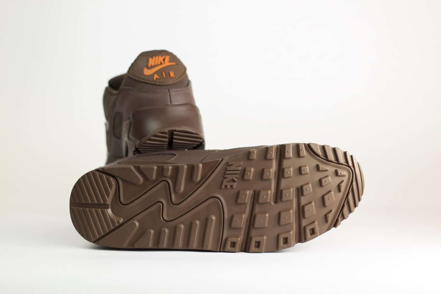 Nike Air Max 90 ESS+ Baroque Brown – Bruin – Heren/Dames/Uniseks Sneakers – Mesh/Leer - IH2063-200 – onderkant
