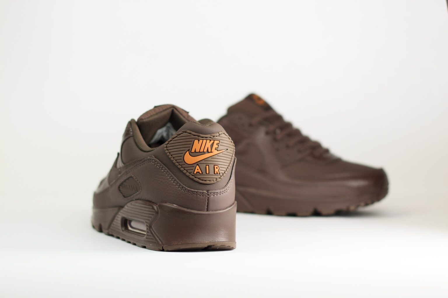 Nike Air Max 90 ESS+ Baroque Brown – Bruin – Heren/Dames/Uniseks Sneakers – Mesh/Leer - IH2063-200 – achterkant