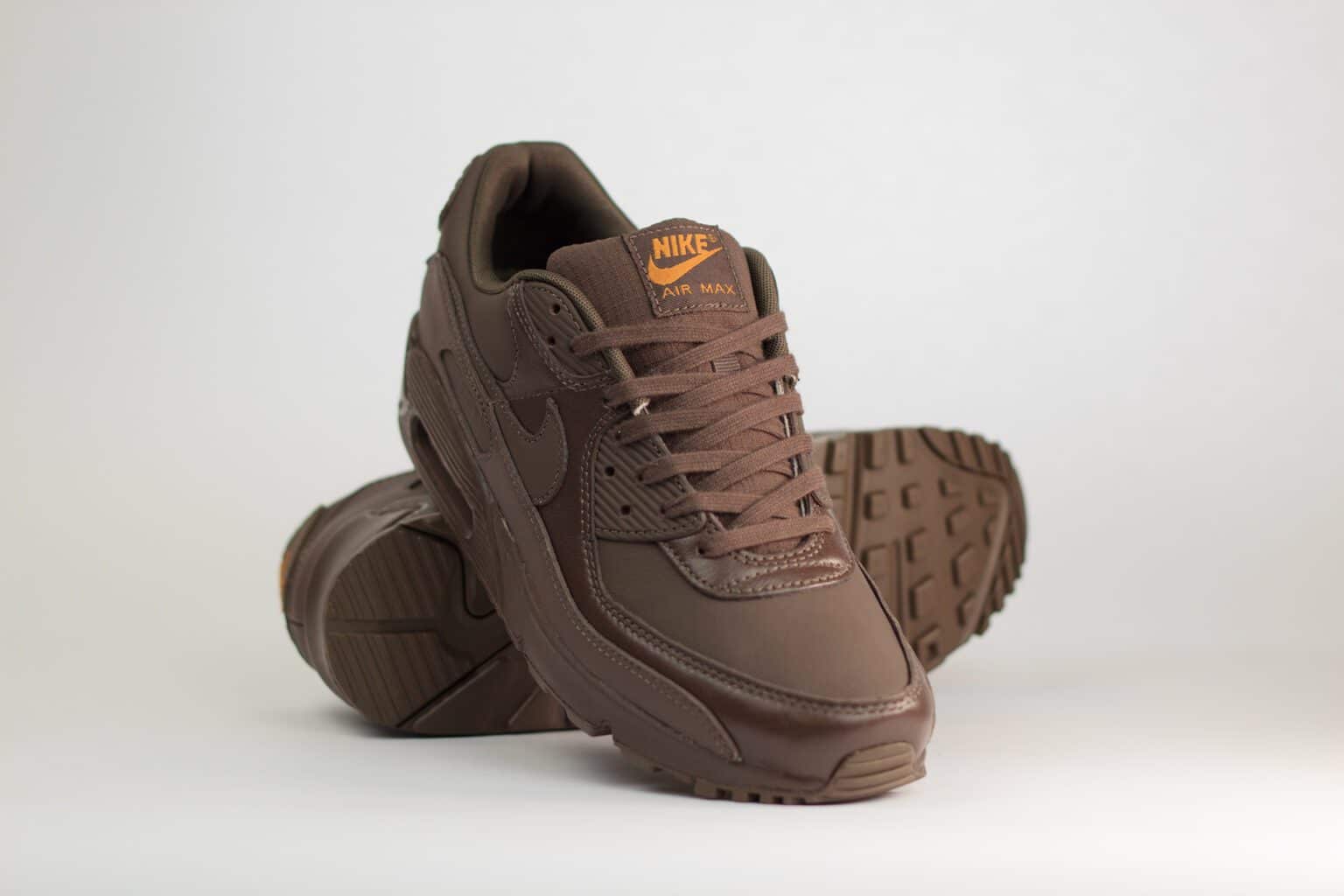 Nike Air Max 90 ESS+ Baroque Brown – Bruin – Heren/Dames/Uniseks Sneakers – Mesh/Leer - IH2063-200 – voorkant