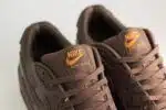 Nike Air Max 90 ESS+ Baroque Brown – Bruin – Heren/Dames/Uniseks Sneakers – Mesh/Leer - IH2063-200 – bovenkant
