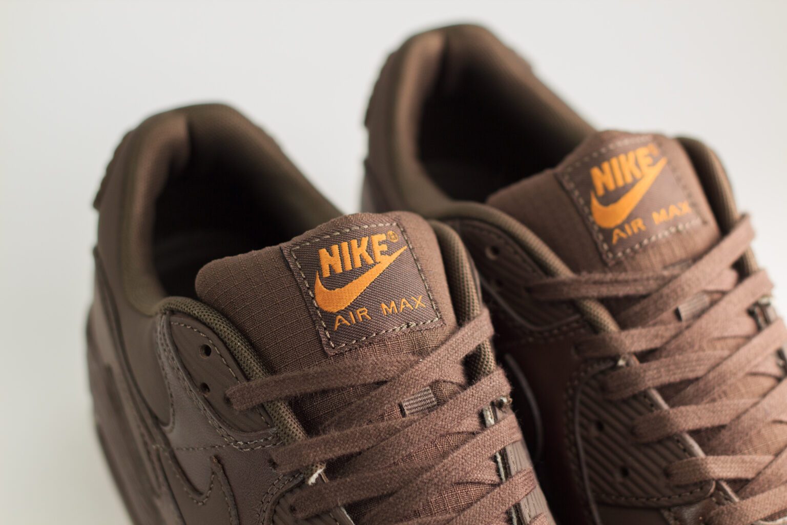 Nike Air Max 90 ESS+ Baroque Brown – Bruin – Heren/Dames/Uniseks Sneakers – Mesh/Leer - IH2063-200 – bovenkant