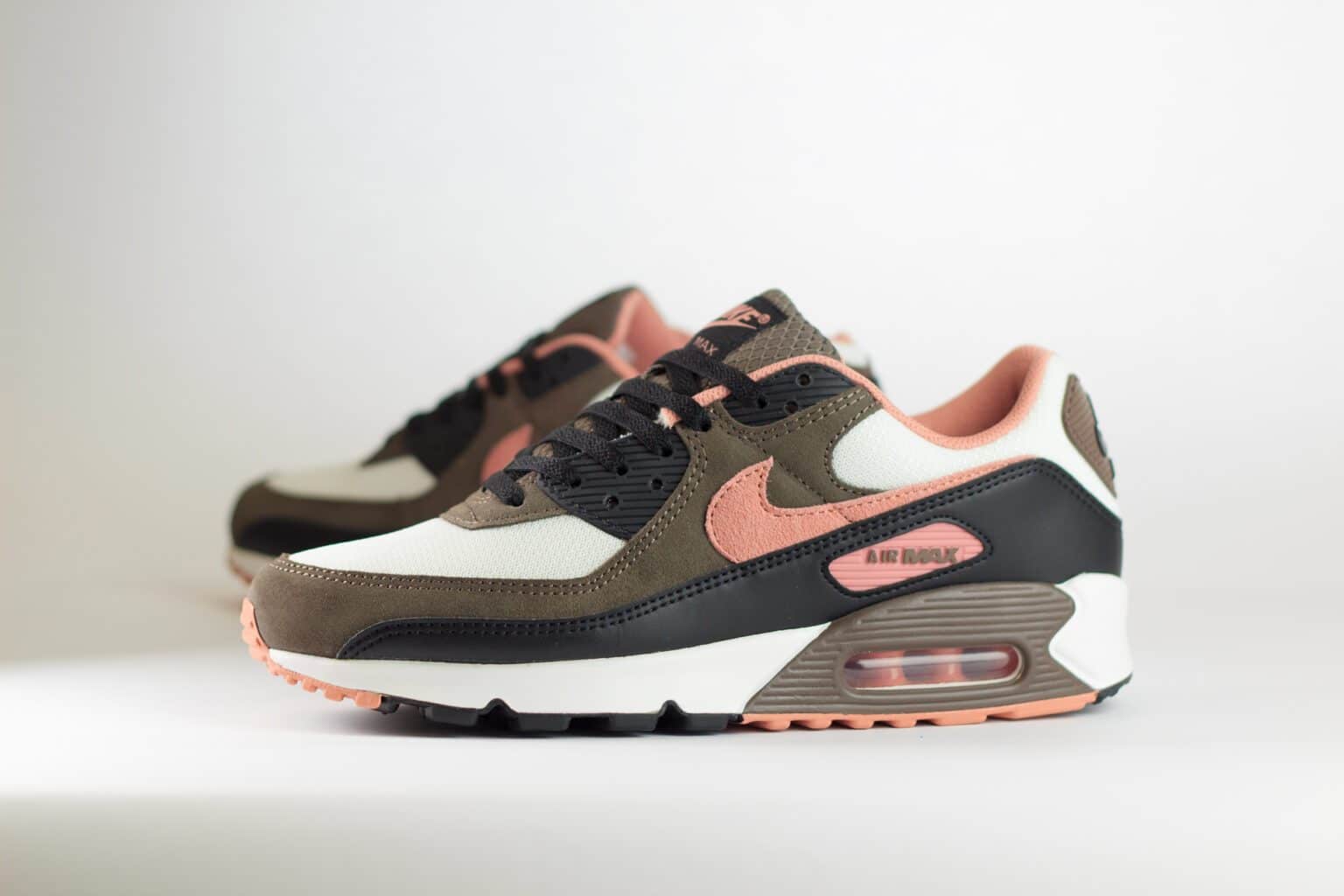 Nike Air Max 90 Ironstone Red Stardust – Bruin/Wit/Roze – Heren/Dames/Uniseks Sneakers – Mesh/Suede - DM0029-105 – Zijkant