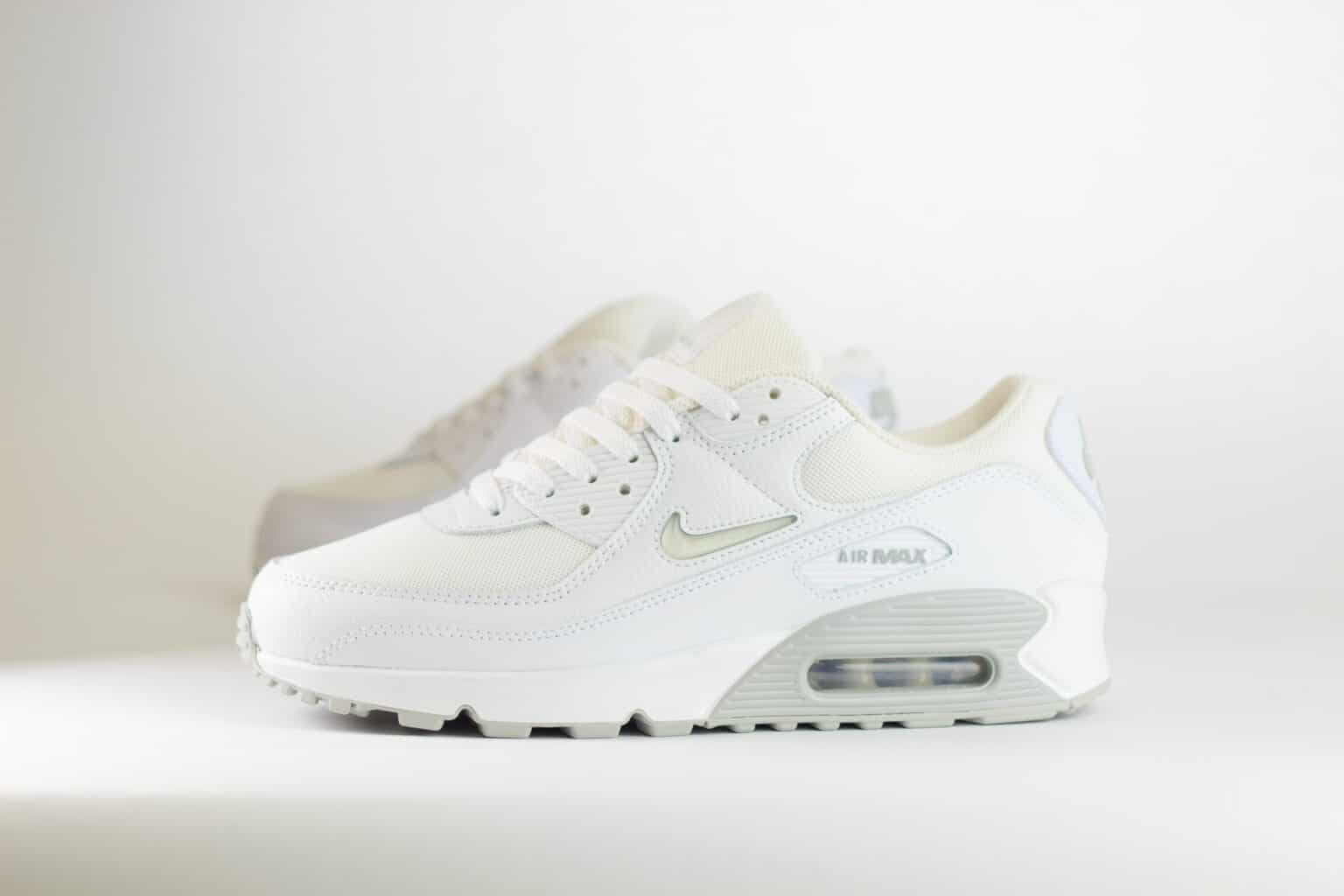 Nike Air Max 90 Jewel Light Smoke Grey – Wit/Grijs – Heren/Dames/Uniseks Sneakers – Leer/Mesh - FN8005-100 – Zijkant