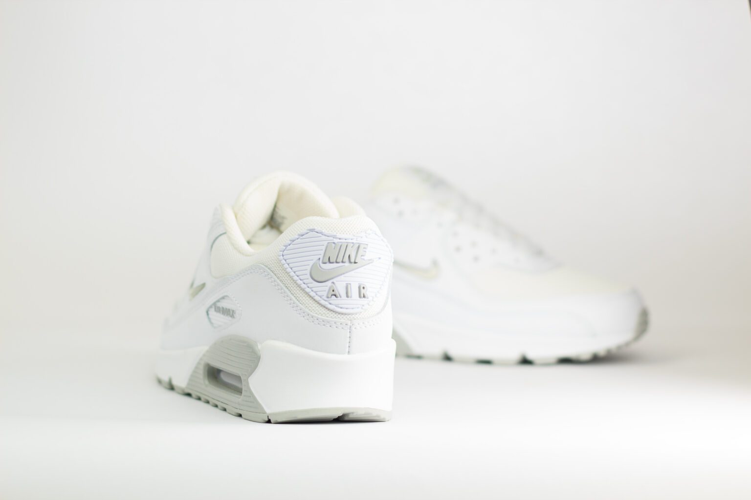 Nike Air Max 90 Jewel Light Smoke Grey – Wit/Grijs – Heren/Dames/Uniseks Sneakers – Leer/Mesh - FN8005-100 – achterkant