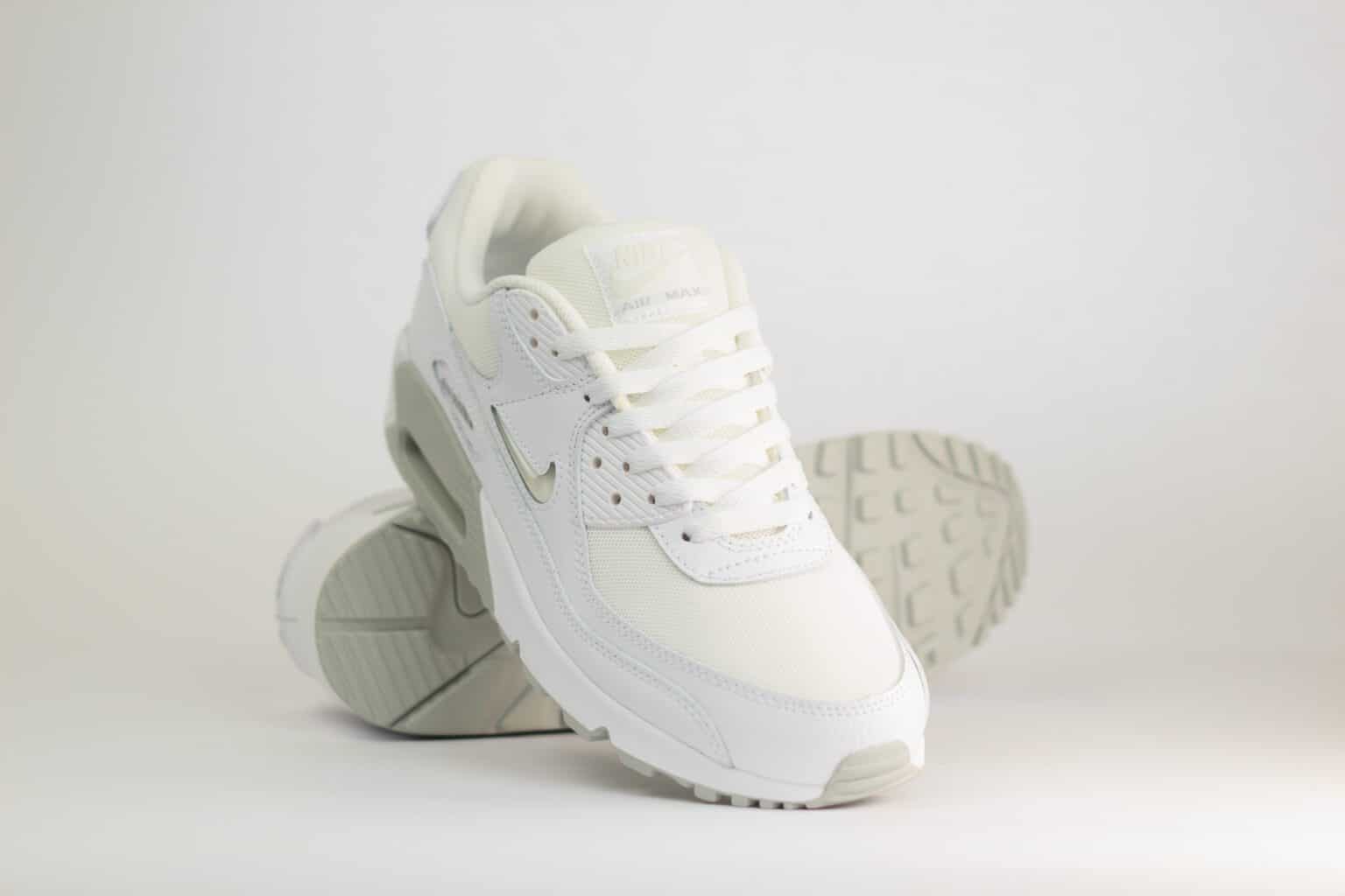 Nike Air Max 90 Jewel Light Smoke Grey – Wit/Grijs – Heren/Dames/Uniseks Sneakers – Leer/Mesh - FN8005-100 – voorkant