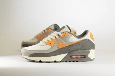 Nike Air Max 90 Premium Flat Pewter College Grey Phantom Copper Moon – Wit/Grijs – Heren/Dames/Uniseks Sneakers – Mesh/Leer - IB7467-029 – Zijkant