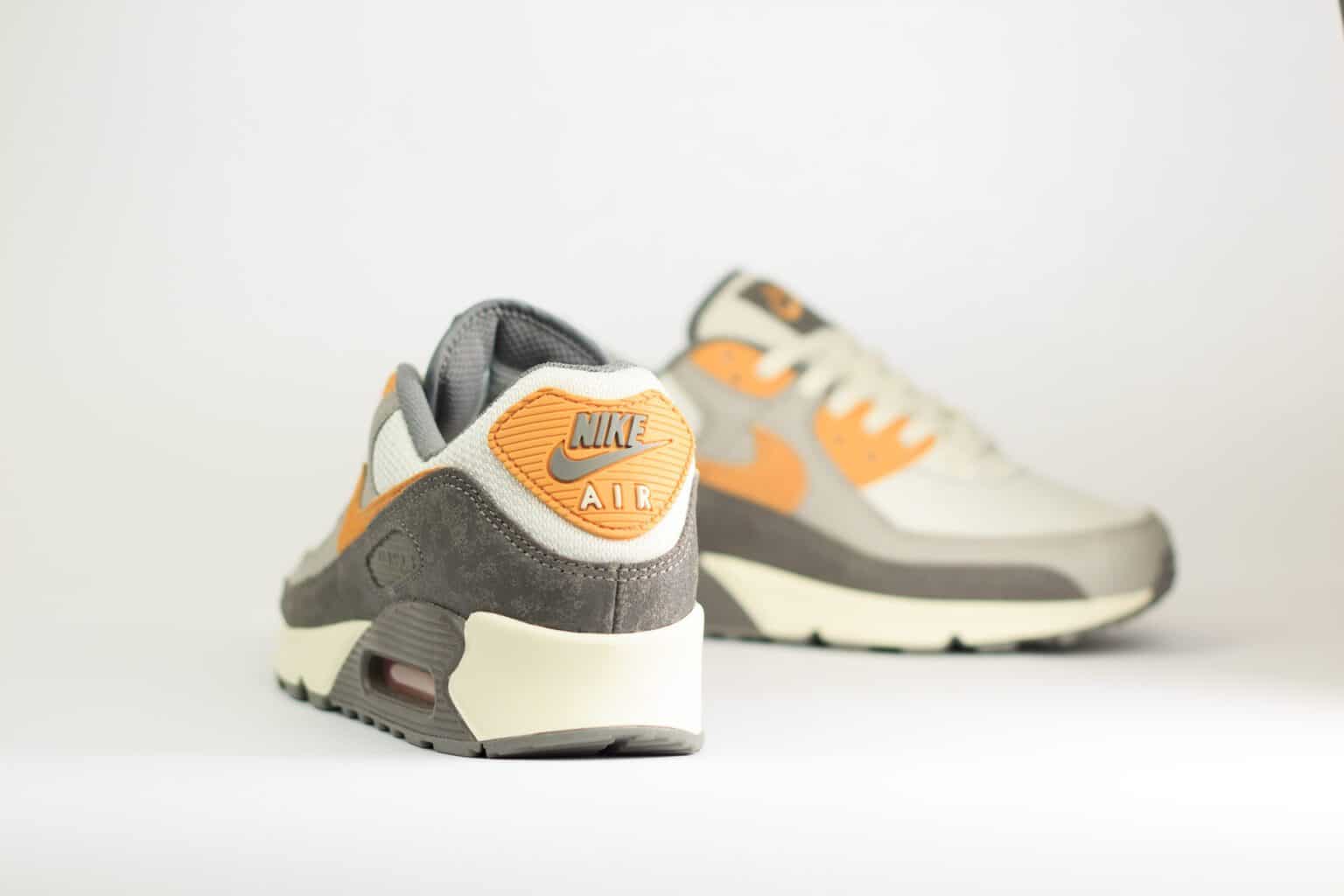 Nike Air Max 90 Premium Flat Pewter College Grey Phantom Copper Moon – Wit/Grijs – Heren/Dames/Uniseks Sneakers – Mesh/Leer - IB7467-029 – achterkant