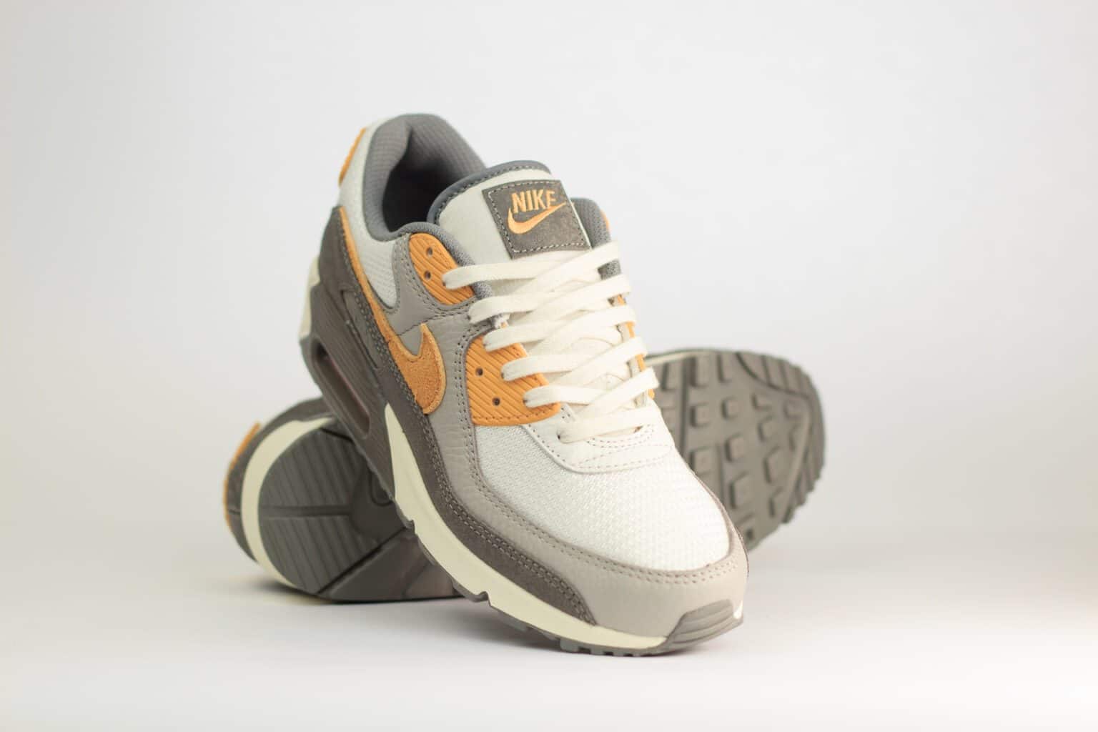 Nike Air Max 90 Premium Flat Pewter College Grey Phantom Copper Moon – Wit/Grijs – Heren/Dames/Uniseks Sneakers – Mesh/Leer - IB7467-029 – voorkant