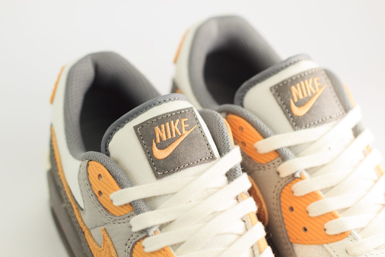 Nike Air Max 90 Premium Flat Pewter College Grey Phantom Copper Moon – Wit/Grijs – Heren/Dames/Uniseks Sneakers – Mesh/Leer - IB7467-029 – bovenkant