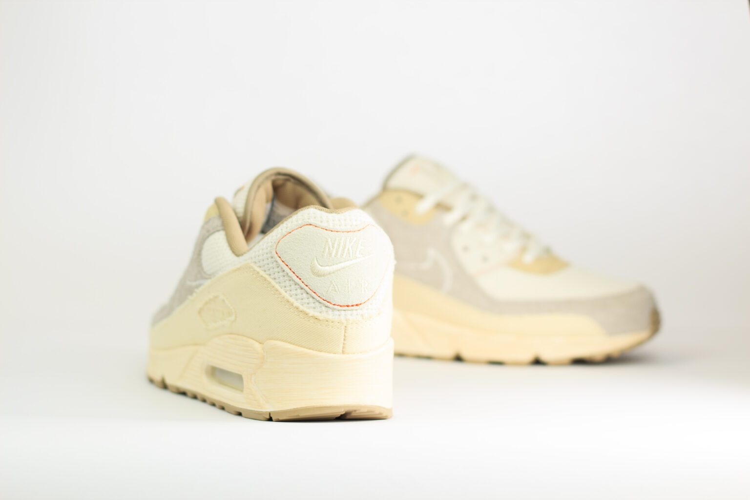 Nike Air Max 90 Premium Pale Ivory – Beige/Grijs – Heren/Dames/Uniseks Sneakers – Suede/Textiel - IM6773-104 – achterkant