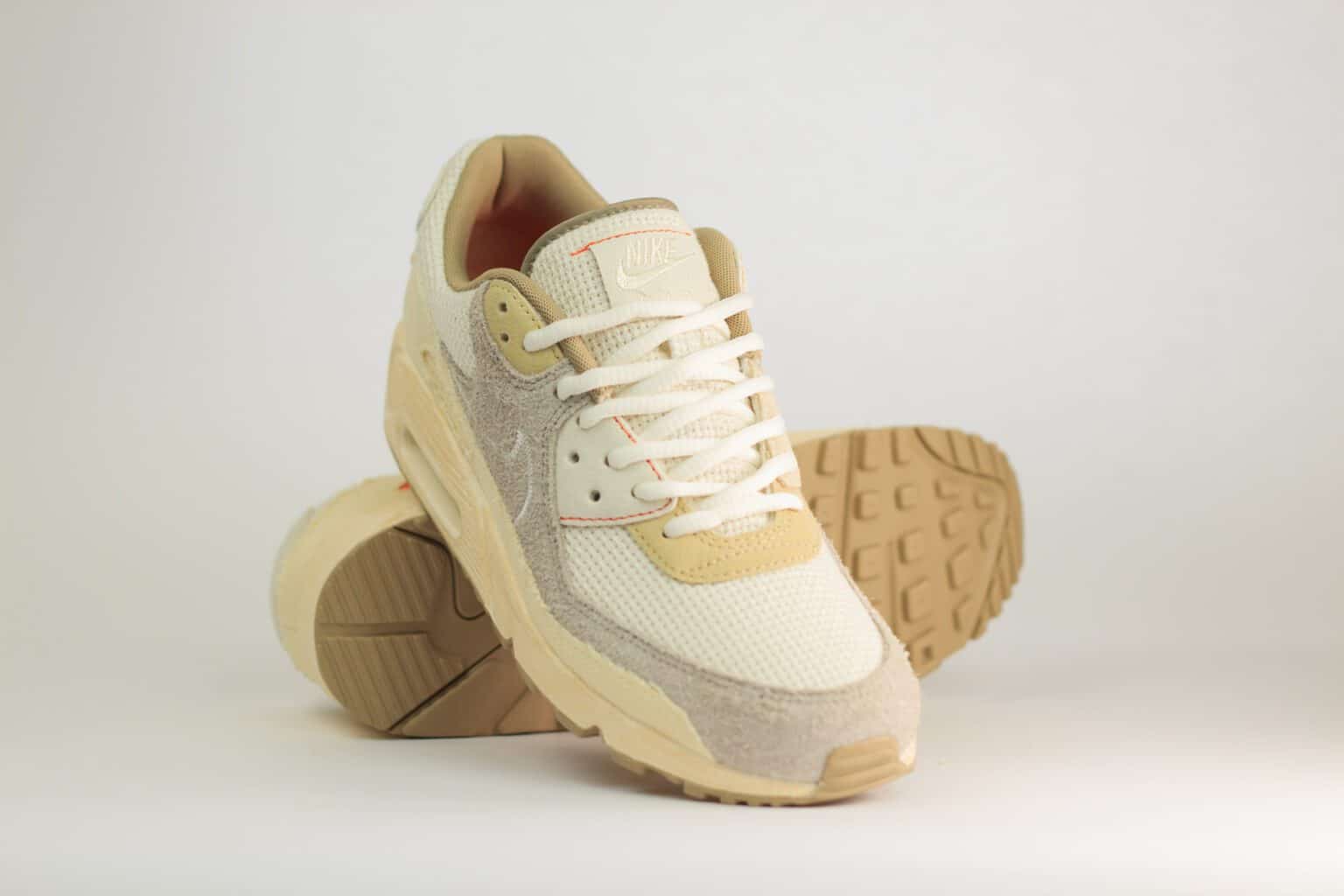 Nike Air Max 90 Premium Pale Ivory – Beige/Grijs – Heren/Dames/Uniseks Sneakers – Suede/Textiel - IM6773-104 – voorkant
