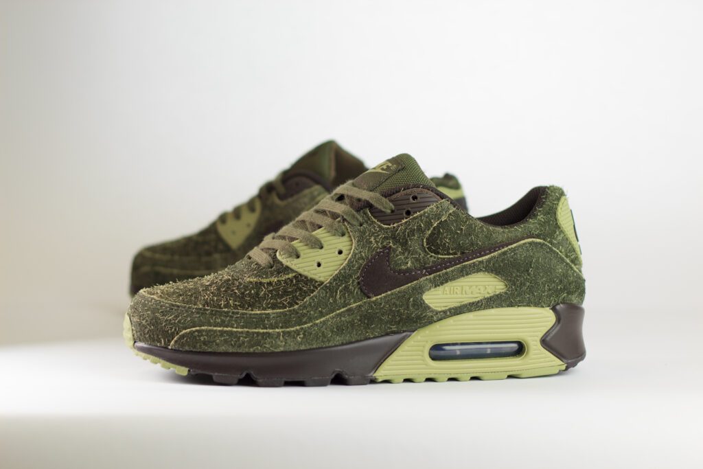 Nike Air Max 90 Premium Skunk – Groen – Heren/Dames/Uniseks Sneakers – Suede - HV6663-300 – Zijkant