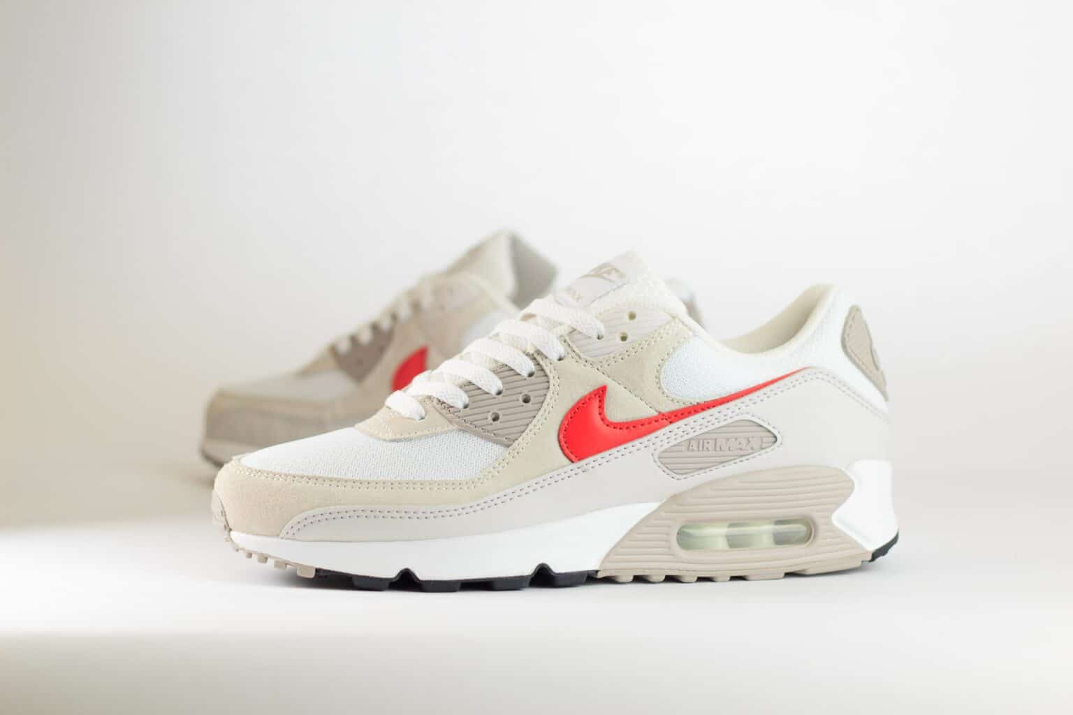 Nike Air Max 90 White College Grey University Red – Wit/Rood – Heren/Dames/Uniseks Sneakers – Mesh/Suede - DM0029-113 – Zijkant