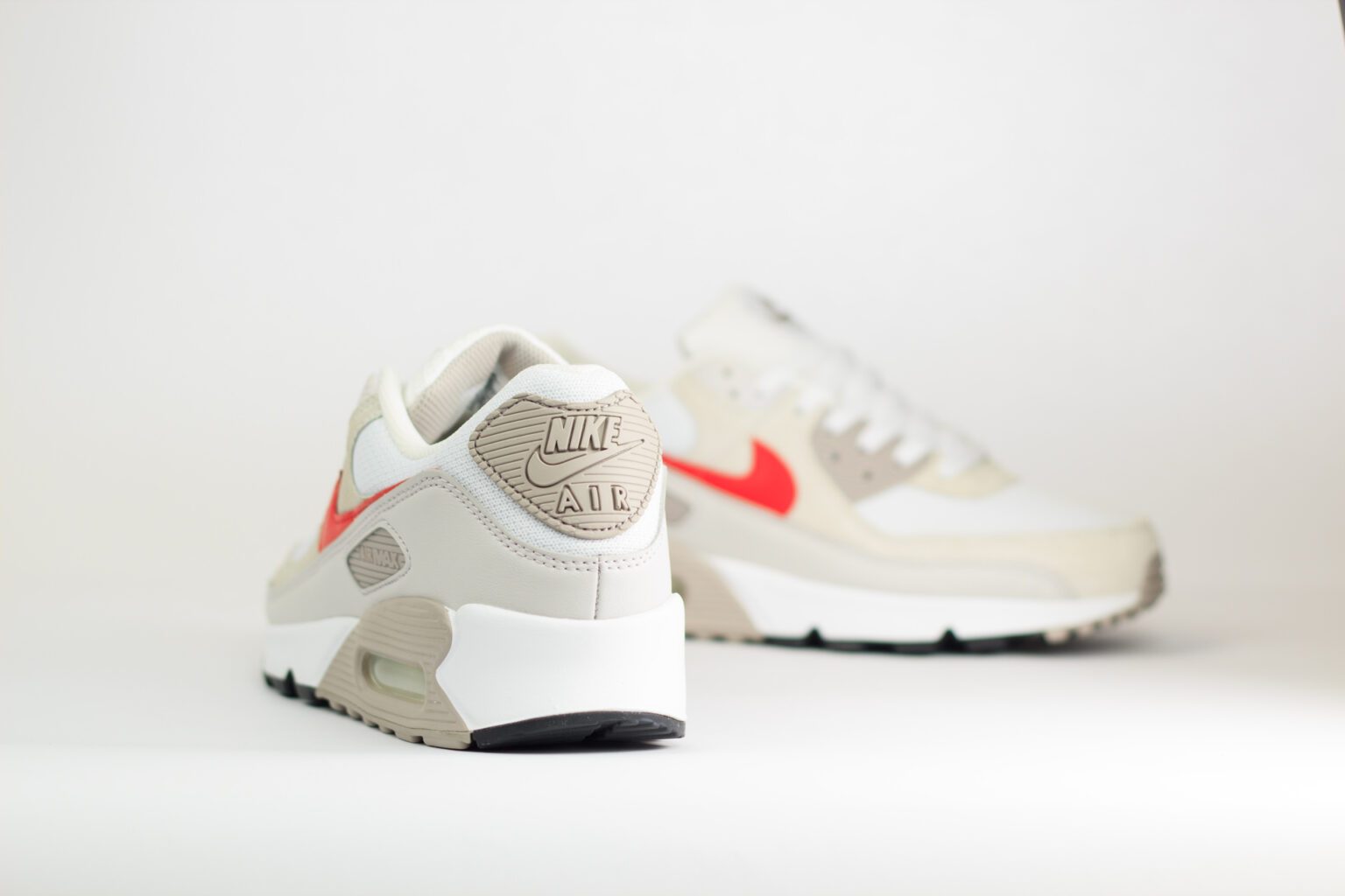 Nike Air Max 90 White College Grey University Red – Wit/Rood – Heren/Dames/Uniseks Sneakers – Mesh/Suede - DM0029-113 – achterkant