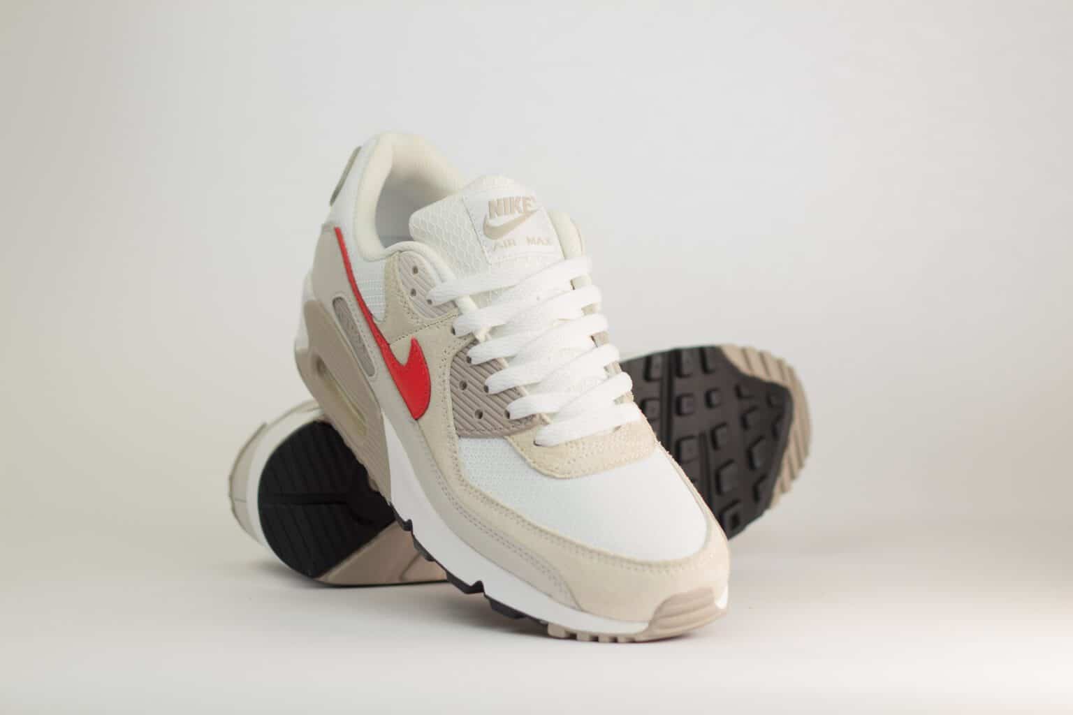 Nike Air Max 90 White College Grey University Red – Wit/Rood – Heren/Dames/Uniseks Sneakers – Mesh/Suede - DM0029-113 – voorkant