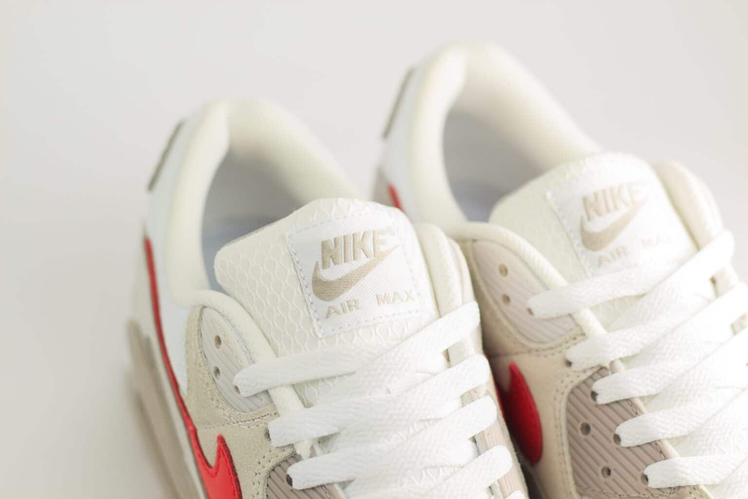 Nike Air Max 90 White College Grey University Red – Wit/Rood – Heren/Dames/Uniseks Sneakers – Mesh/Suede - DM0029-113 – bovenkant