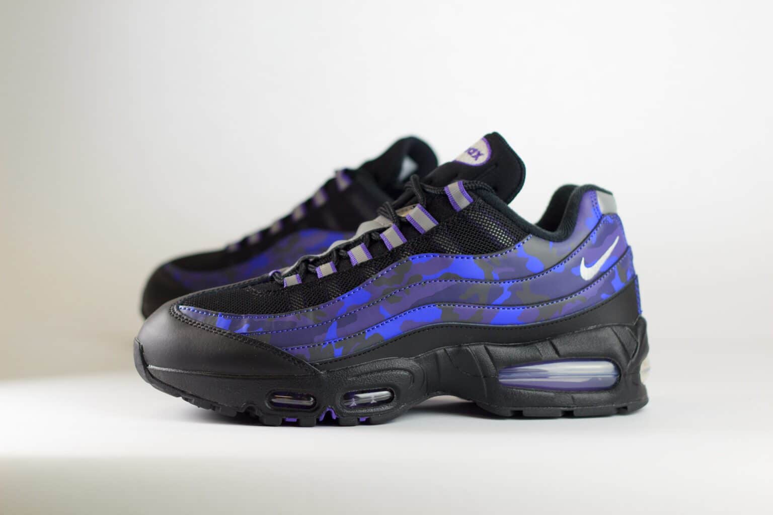 Nike Air Max 95 Court Purple Wild Grape Camo – Zwart/Paars – Heren/Dames/Uniseks Sneakers – Mesh/Leer – HQ1973-500 – Zijkant