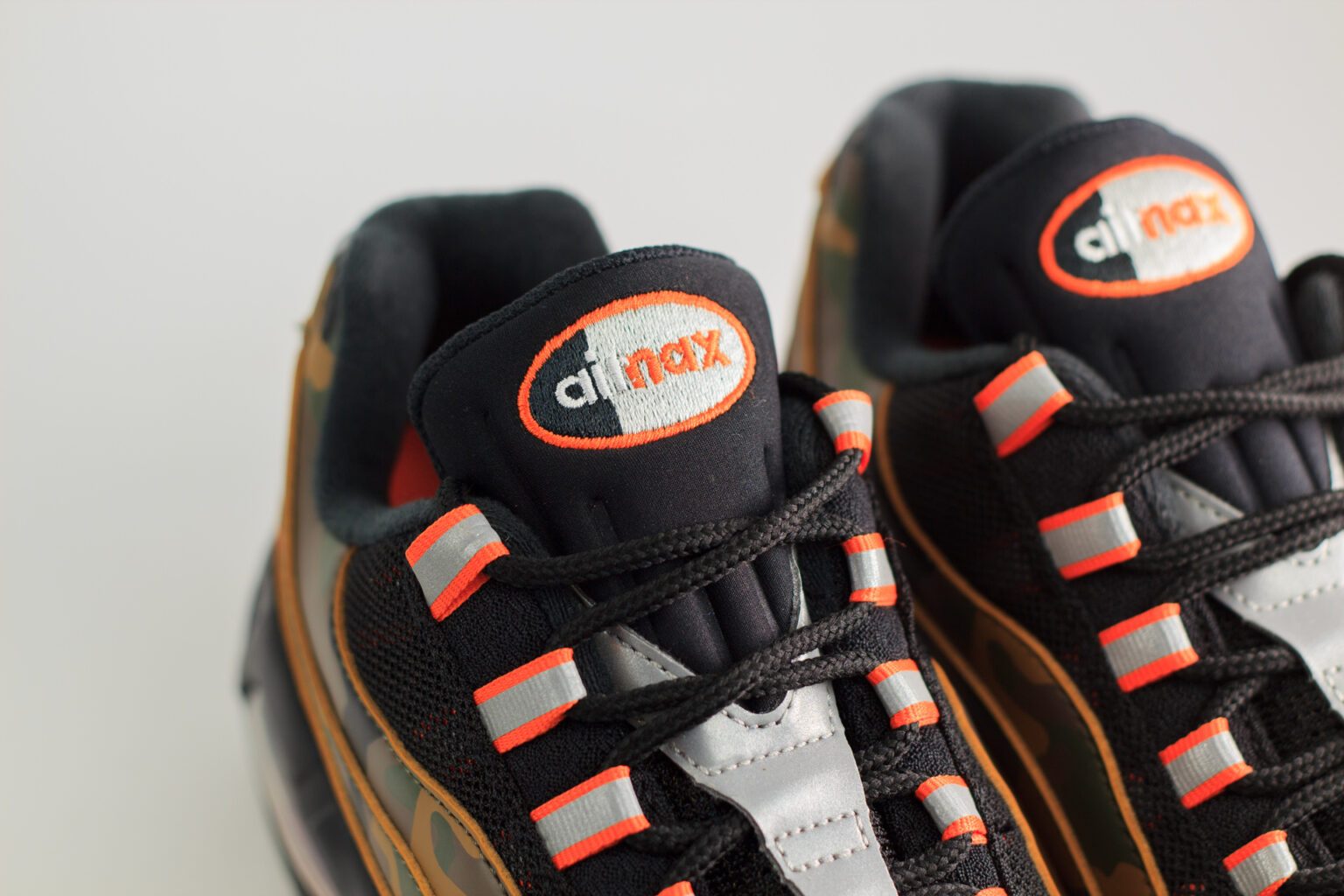 Nike Air Max 95 Safety Orange Camo – Zwart/Oranje – Heren/Dames/Uniseks Sneakers – Leer/Mesh – HQ1973-001 – bovenkant
