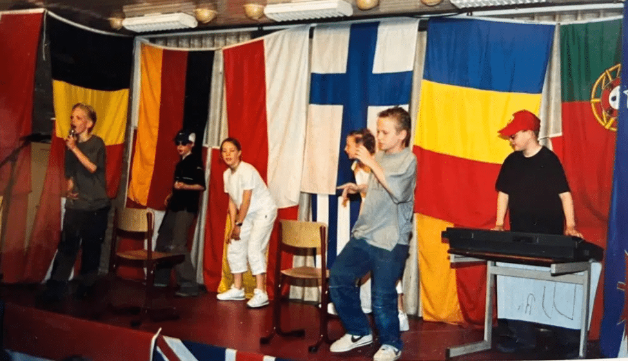 Roel Driessen aan het zingen bij het songfestival op zijn basisschool