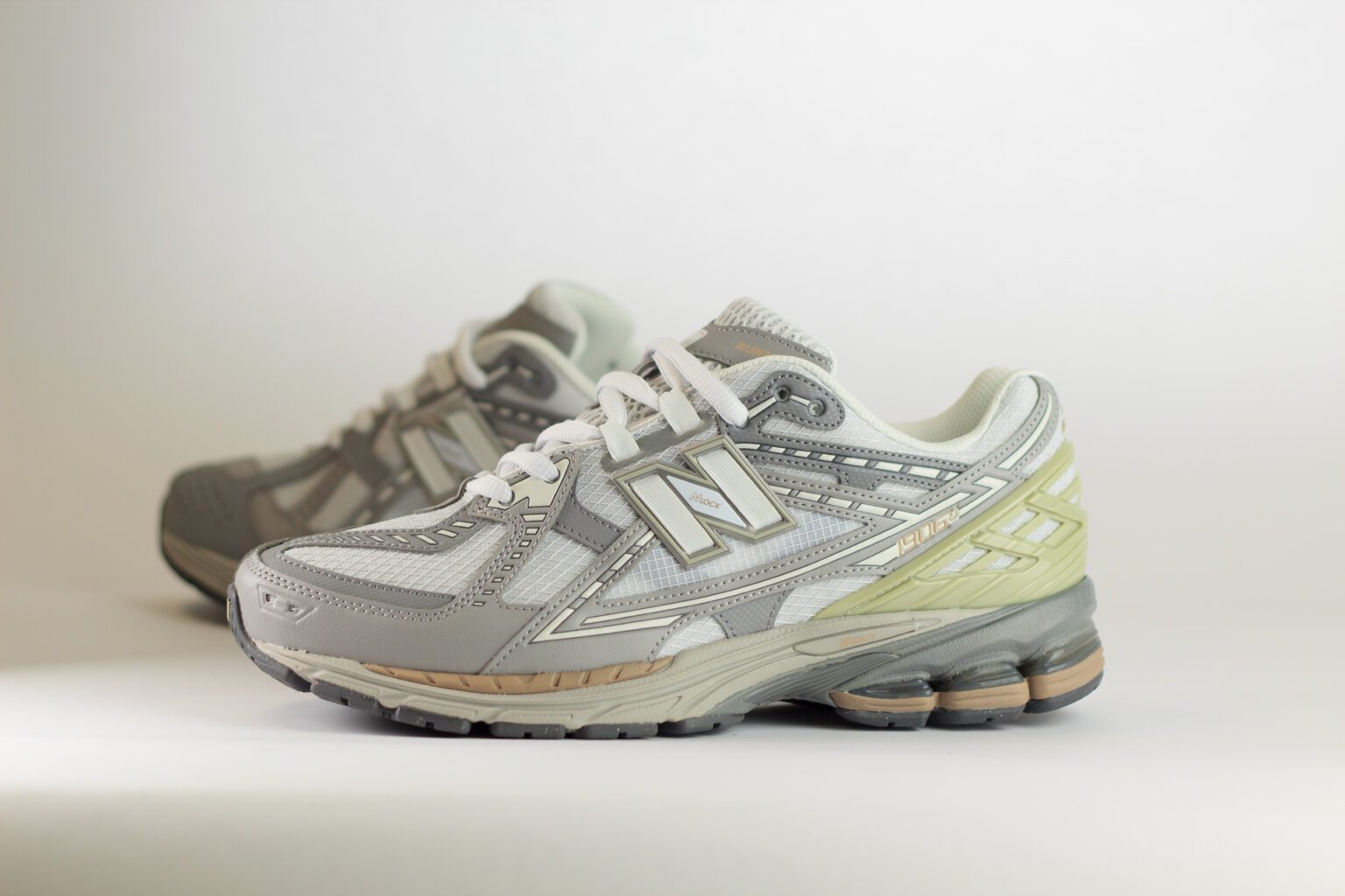 New Balance 1906N Team Away Grey – Grijs/Zilver – Heren/Dames/Uniseks Sneakers – Mesh/Leer - M1906NB – Zijkant