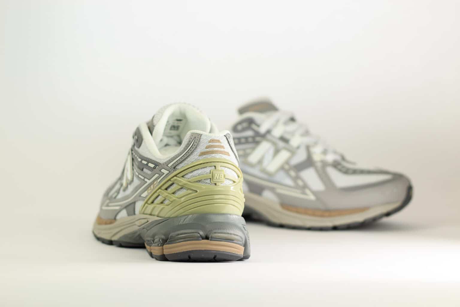 New Balance 1906N Team Away Grey – Grijs/Zilver – Heren/Dames/Uniseks Sneakers – Mesh/Leer - M1906NB - achterkant