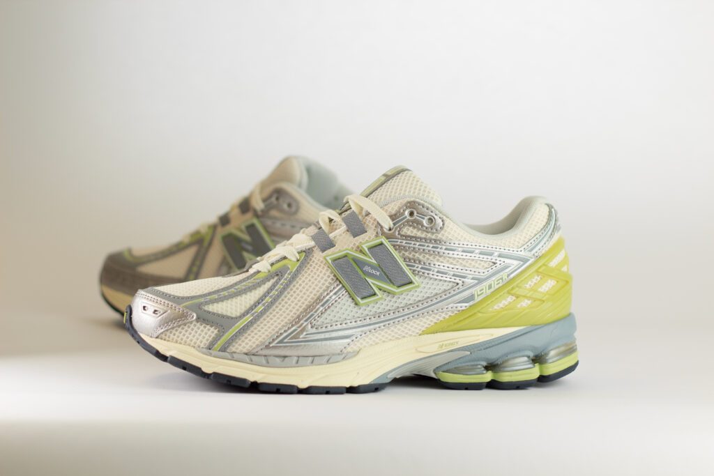 New Balance 1906R Cactus – Grijs/Zilver/Groen – Heren/Dames/Uniseks Sneakers – Mesh/Leer - M1906REM – Zijkant