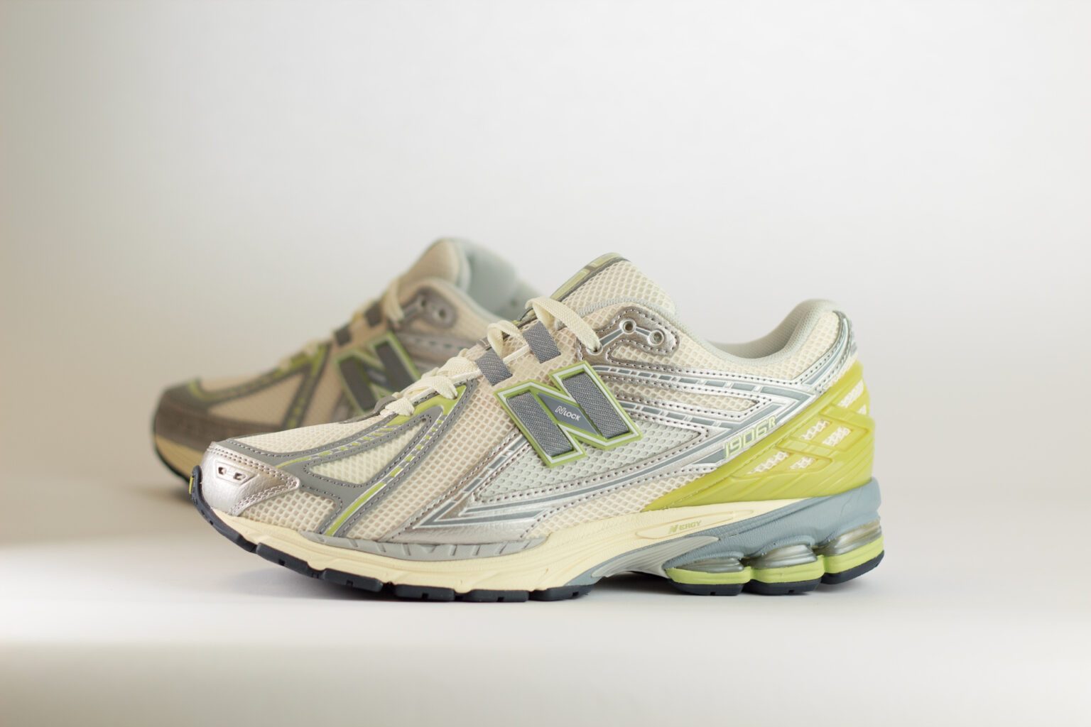 New Balance 1906R Cactus – Grijs/Zilver/Groen – Heren/Dames/Uniseks Sneakers – Mesh/Leer - M1906REM – Zijkant