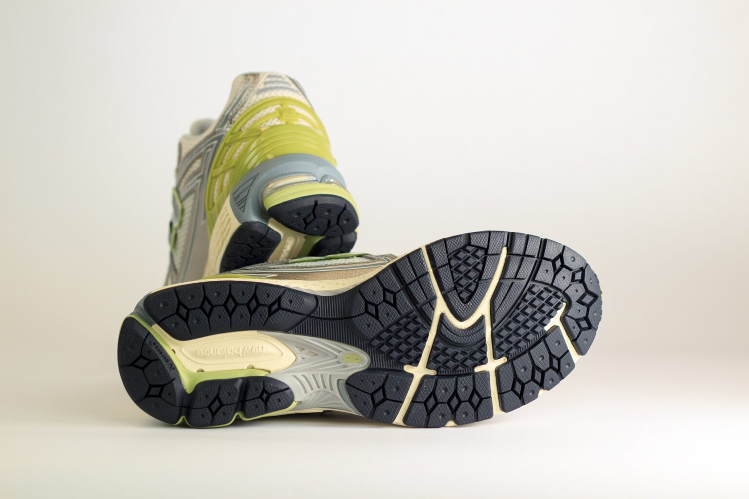 New Balance 1906R Cactus – Grijs/Zilver/Groen – Heren/Dames/Uniseks Sneakers – Mesh/Leer - M1906REM – onderkant